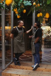 Virtuvės šefas Mickey Bhoite ir Robertas Žiogas