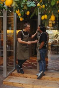 Virtuvės šefas Mickey Bhoite ir Robertas Žiogas