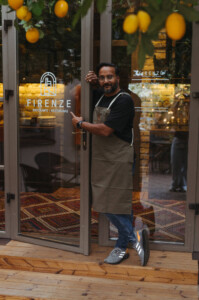 Virtuvės šefas Mickey Bhoite