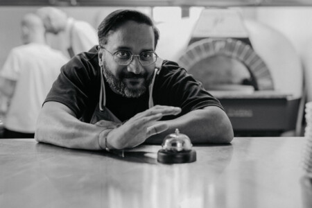 Virtuvės šefas Mickey Bhoite